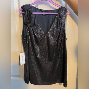 Women’s sleeveless evening shirt.